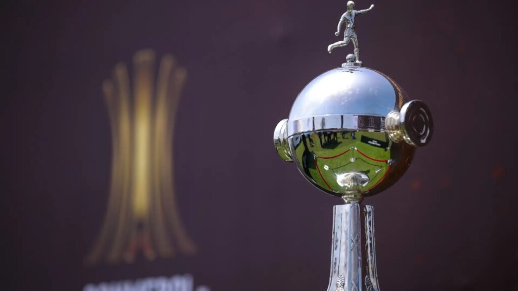 El trofeo de la Libertadores, ese que todos quieren.