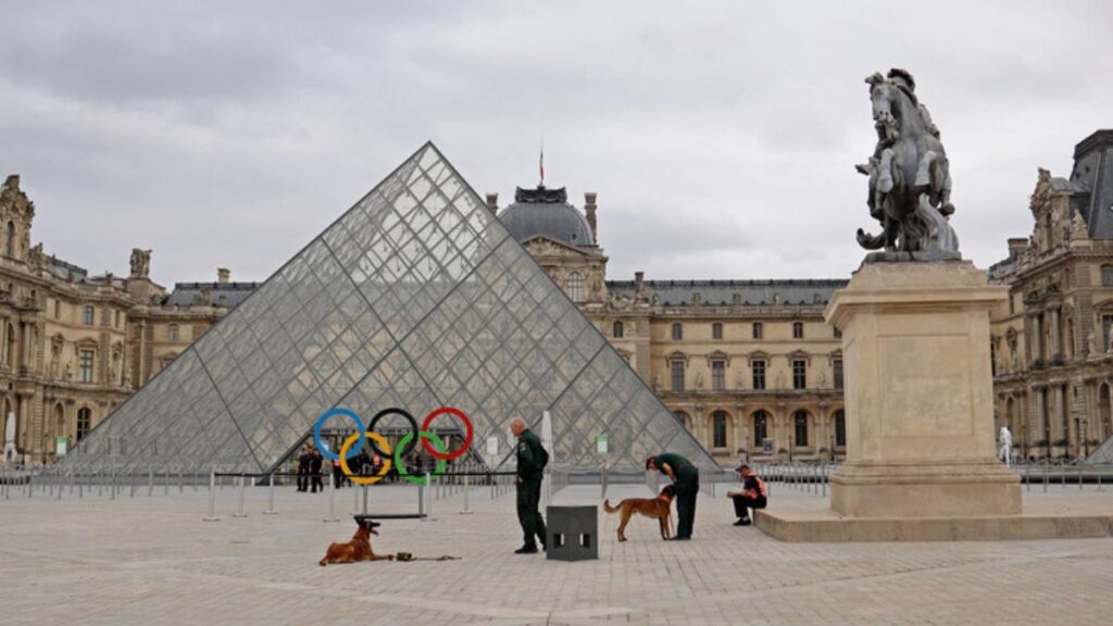 El Museo de Louvre, uno de los sitios turísticos de Paris | Reuters