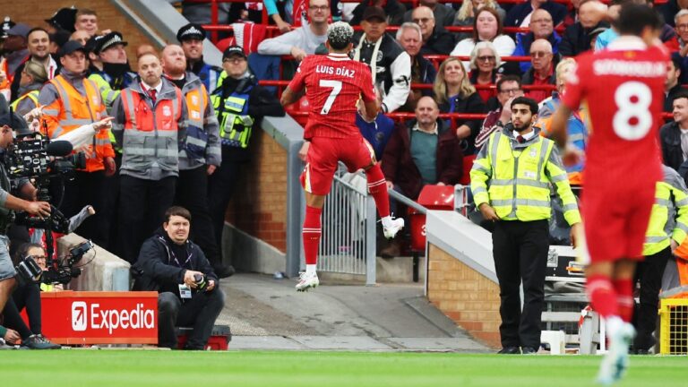 Luis Díaz y Mohamed Salah le dan la victoria a Liverpool ante Brentford