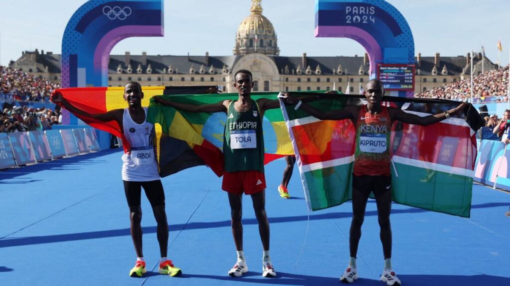 Tamirat Tola gana el maratón en Paris 2024