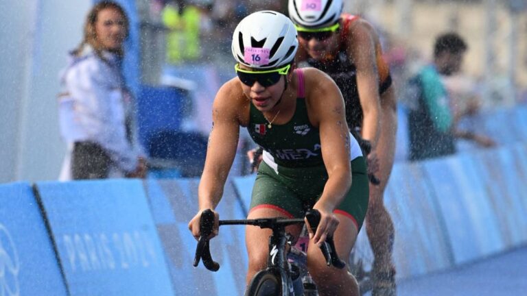 Mexicanos terminan cerca del top 10 en la prueba de triatlón relevos mixtos, en Paris 2024