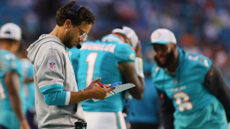 Los Dolphins amarran a su gurú ofensivo hasta 2028