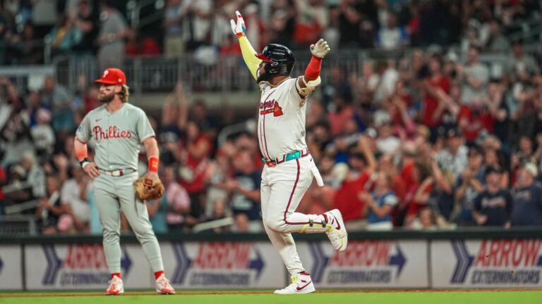 Con un Marcell Ozuna encendido, los Braves se imponen 3-1 a los Phillies, líderes de la división