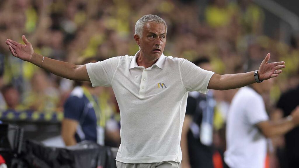 Mourinho sufre su primer gran descalabro con el Fenerbahçe. AP