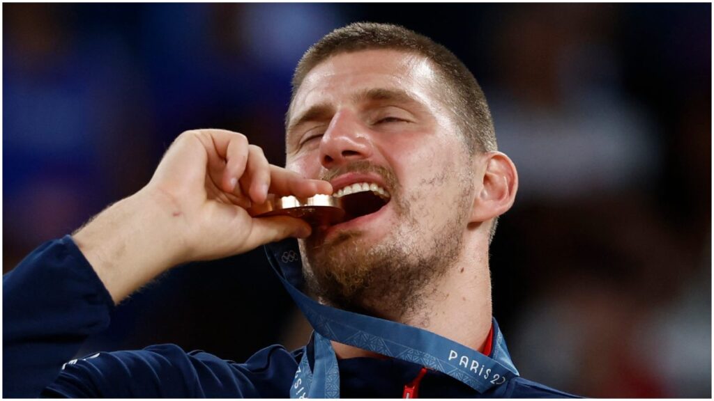 Nikola Jokic celebra su medalla en Juegos Olímpicos | Reuters