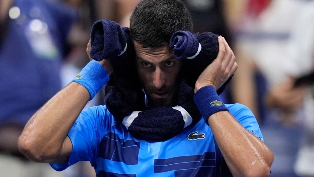 Un errático Novak Djokovic avanza en el US Open tras retirada por lesión de Djere