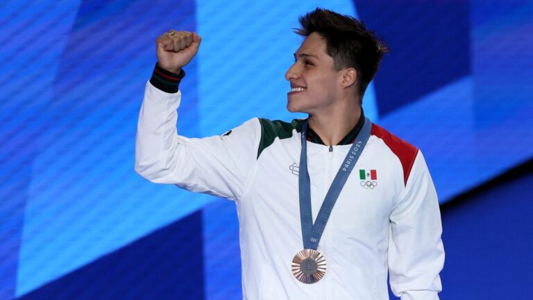 Osmar Olvera se cuelga la medalla de bronce en el trampolín 3m individual de Paris 2024