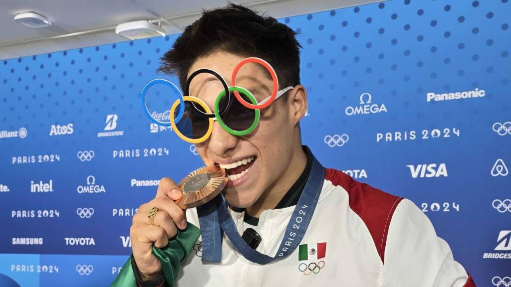 Osmar Olvera con la medalla de bronce. @juegosolimpicos