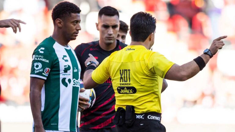 ¿Era penal? Santiago Núñez y Santos Laguna se salvan de recibir pena máxima en duelo ante Xolos