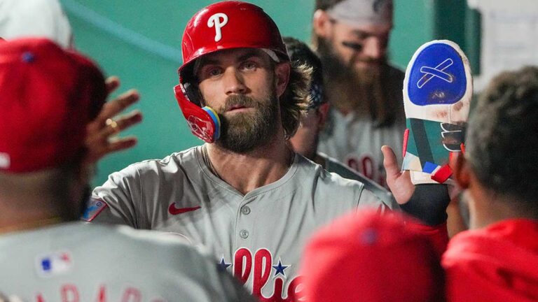 Bryce Harper pega hit en el décimo inning y los Phillies vencen a los Astros