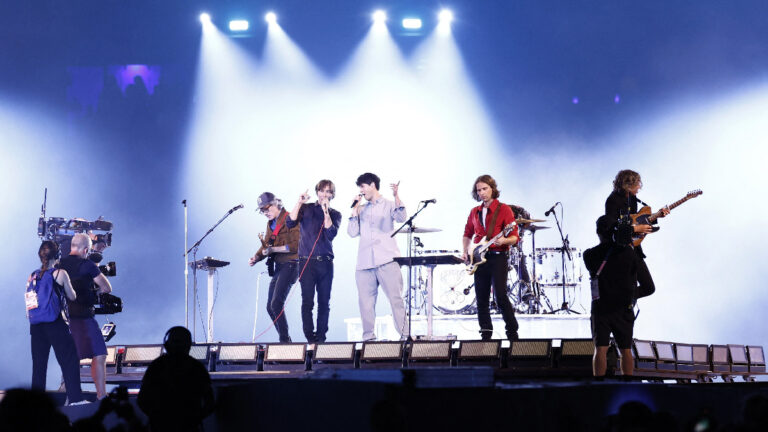 ¡Alucinante! Phoenix, Air, Ezra Koening y Angèle nos hacen vibrar en la Ceremonia de Clausura de Paris 2024