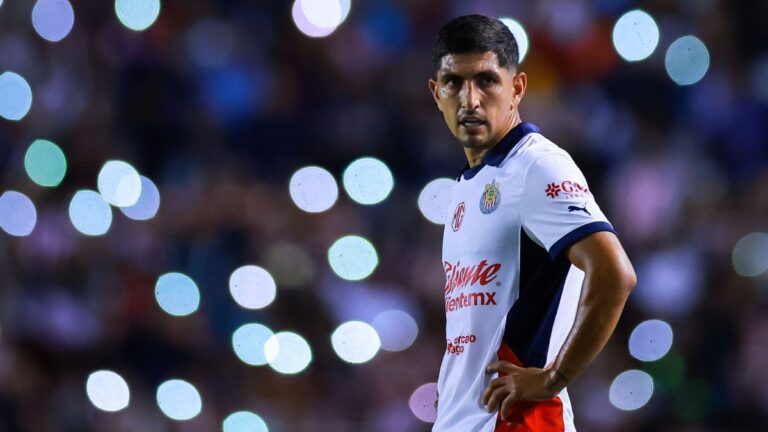 ¿Pocho Guzmán puede salir de las Chivas este verano?