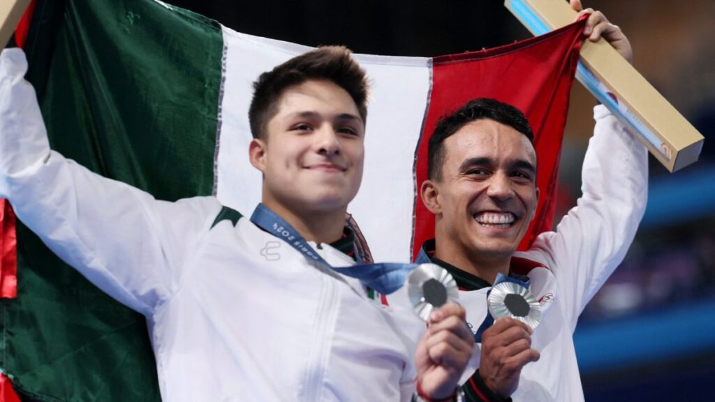 Osmar Olvera y Juan Celaya con la medalla de plata en Paris 2024