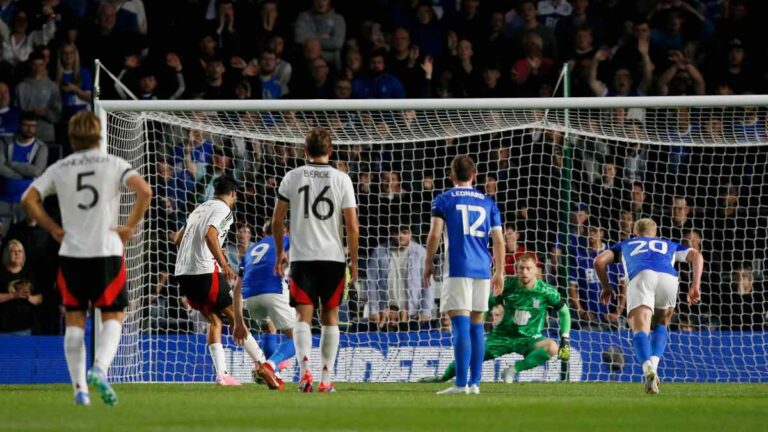 Raúl Jiménez anota en la victoria del Fulham sobre el Birmingham City en Copa de la Liga