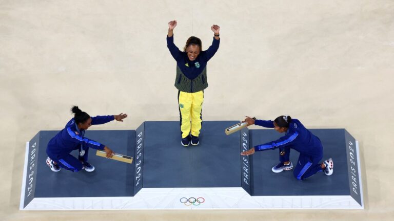 ¡Histórica medalla para Brasil en gimnasia artística! Rebeca Andrade se lleva el oro en piso, Simone Biles es plata