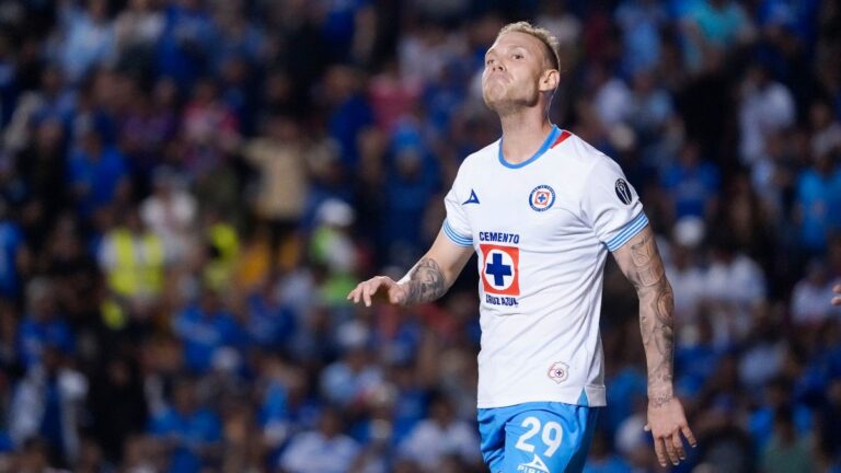 Cruz Azul se reencuentra con la victoria en el reinicio de la Liga MX pero sufre para derrotar a Querétaro en La Corregidora