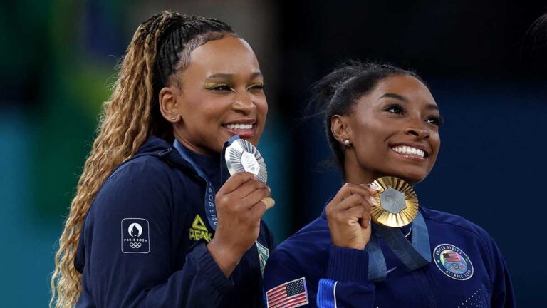 Simone Biles agradece a Rebeca Andrade por impulsarla a ser mejor: “Nunca había tenido a alguien tan cerca”