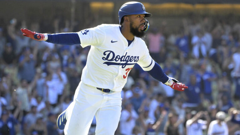 Teoscar Hernández pega el hit de la victoria en la décima entrada para los Dodgers