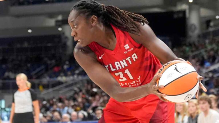 Tina Charles se convierte en la segunda máxima anotadora en la historia de la WNBA en la victoria de Atlanta sobre Phoenix