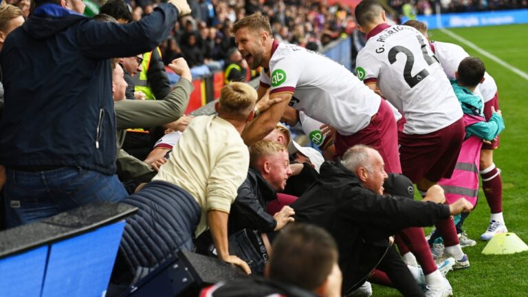 Un joven recogepelotas se lleva tremendo susto tras la celebración de un gol del West Ham