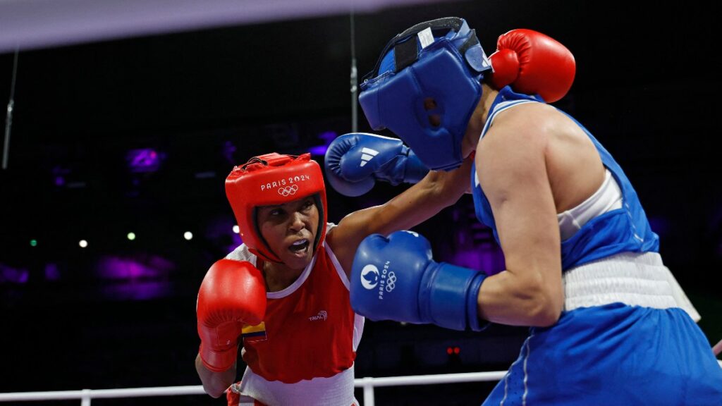 Ingrit Valencia y Nazym Kyzaibay, en combate. - Reuters.