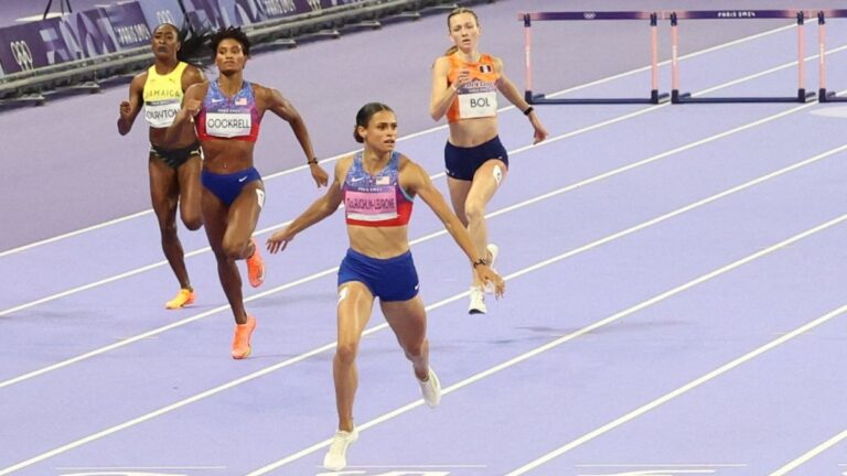 Sydney McLaughlin, bicampeona olímpica con nuevo récord mundial en los 400m con vallas femenil