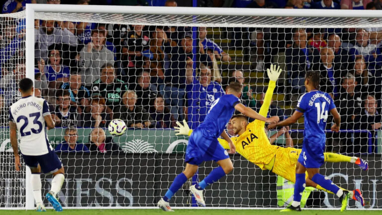 Jamie Vardy rescata al Leicester ante el Tottenham