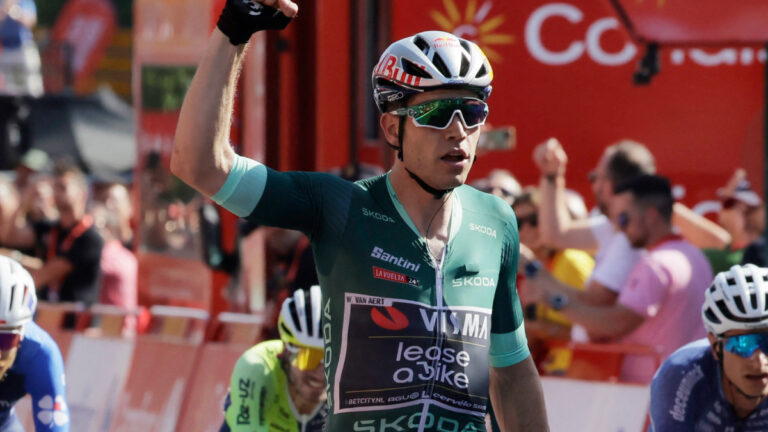 Wout Van Aert saca a relucir su poderío en la montaña y suma su tercer triunfo en la Vuelta a España en Baiona