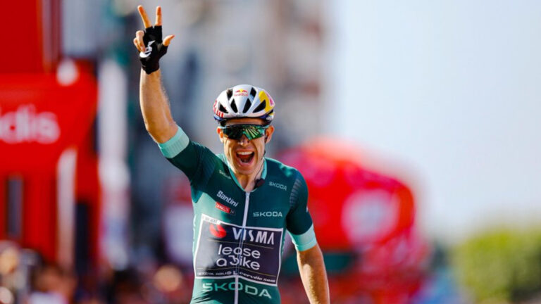 Wout Van Aert saca a relucir su poderío en la montaña y suma su tercer triunfo en la Vuelta a España en Baiona