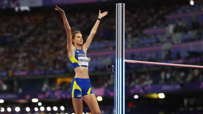 Yaroslava Mahuchikh se corona en el salto de altura femenil de Paris 2024