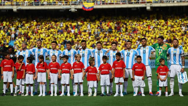 Los fuertes silbidos de los colombianos durante el himno de Argentina