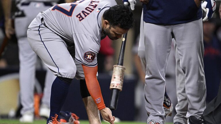 Altuve se va expulsado, pero los Astros se imponen a los Padres