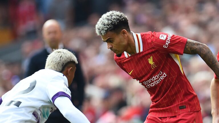 Luis Díaz, escalando en la tabla de goleadores colombianos de Premier League