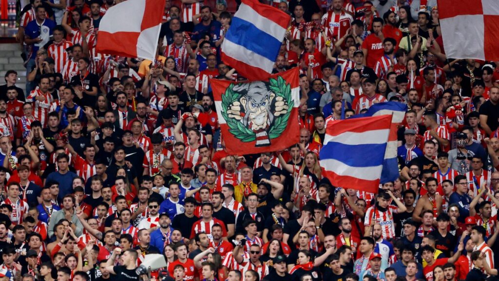 Aficionados del Atlético de Madrid entonan cánticos racistas y provocan enfrentamiento en la grada