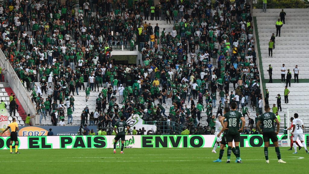 Hinchas del Deportivo Cali en Manizales. - Vizzor Image.