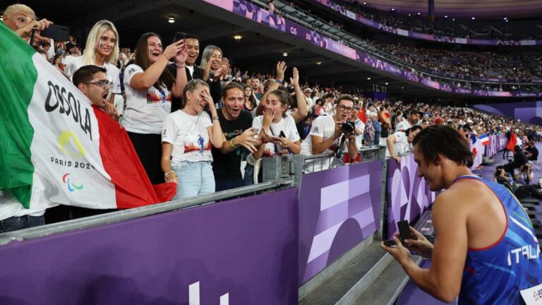 Alessandro Ossola le pide matrimonio a su novia y hace explotar el Stade de France con el “sí”