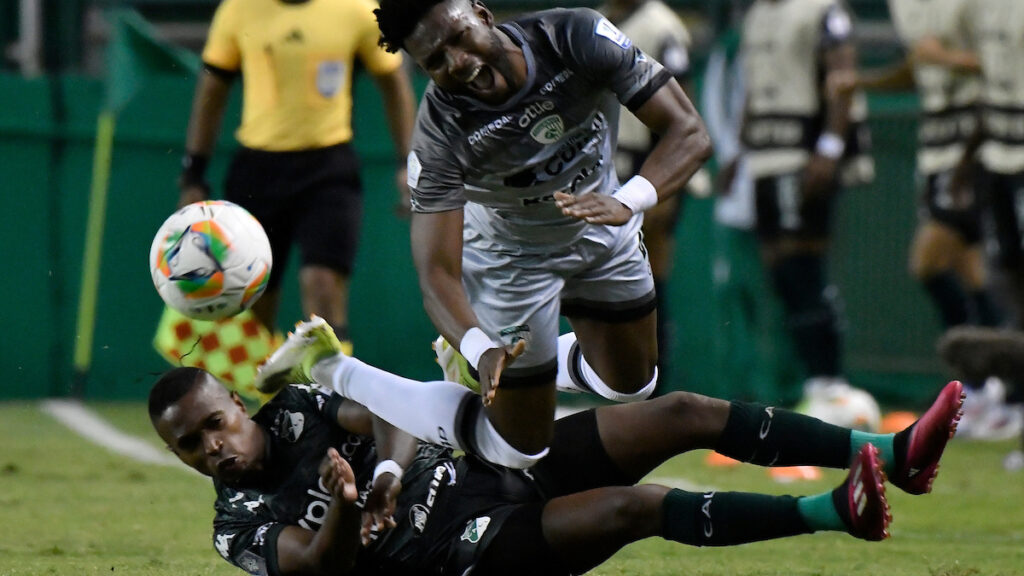 Acción de juego en Deportivo Cali vs La Equidad. - Vizzor Image.