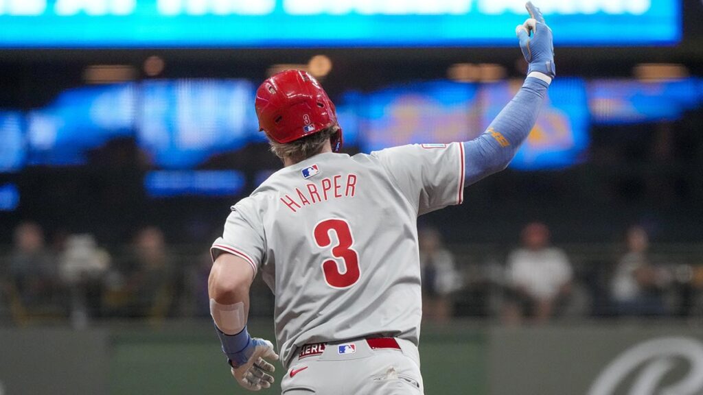 Bryce Harper en celebración de la victoria