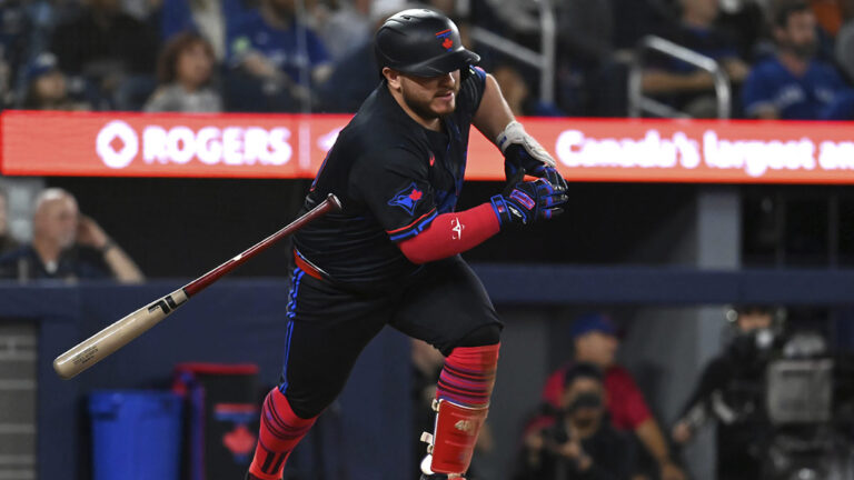 El mexicano Alejandro Kirk conecta home run en la victoria de Blue Jays sobre Boston Red Sox