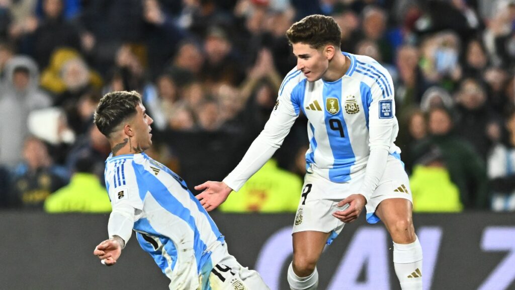 Jugadores de Argentina celebran un gol. - Reuters.