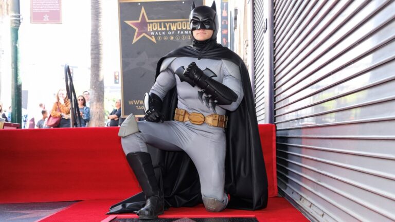 Batman devela su estrella en el Paseo de la Fama de Hollywood