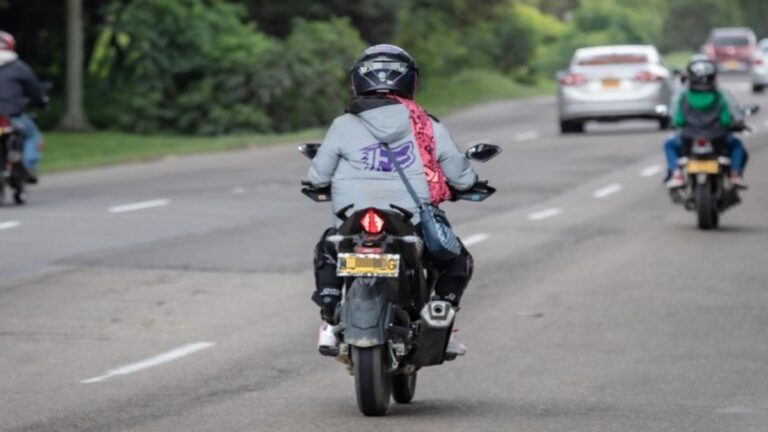 ¿Qué motos no pueden circular por autopistas y carreteras de Colombia y de cuánto es la multa?