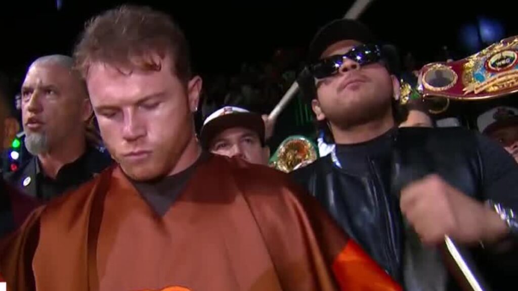 Impresionante llegada de Canelo Álvarez al ring, acompañado de Fuerza Regida