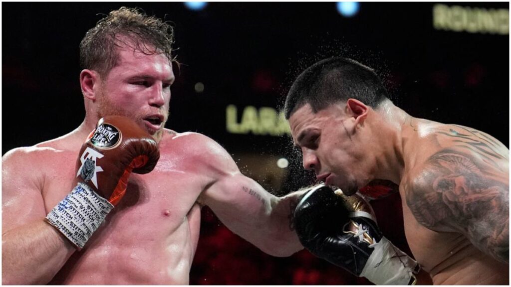 Canelo Álvarez no pudo rematar a Edgar Berlanga | AP