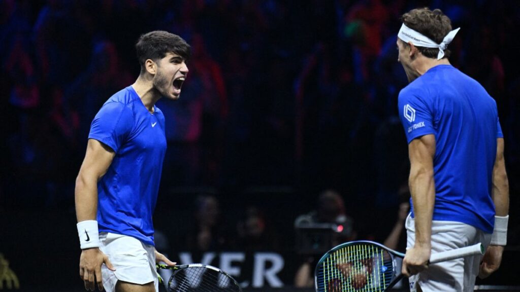 Carlos Alcaraz acerca a Europa al milagro en la Laver Cup ante su ídolo Roger Federer: "He tratado de imitarle"