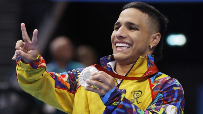 Carlos Serrano gana plata y la da una nueva medalla a Colombia en los Paralímpicos de Paris 2024