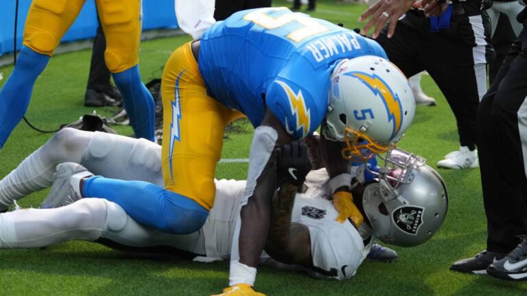 Joshua Palmer, Maxx Crosby y otros jugadores clave enfrentan multas tras pelea en el Chargers vs Raiders