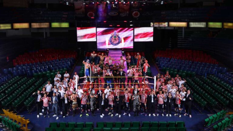 ¡Chivas presenta la fotografía oficial del Apertura 2024 al estilo de la lucha libre!