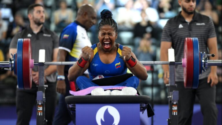 Clara Sarahy Fuentes le da a Venezuela la medalla de oro en para powerlifting de Paris 2024