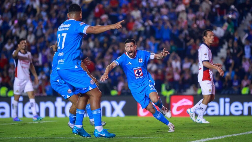 Cruz Azul se impone a las Chivas en la jornada 9